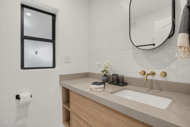 7827 N 4TH Place, Phoenix, AZ 85020