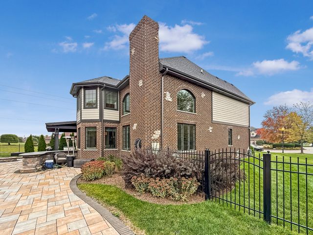 8884 Port Washington Drive, Frankfort, IL 60423