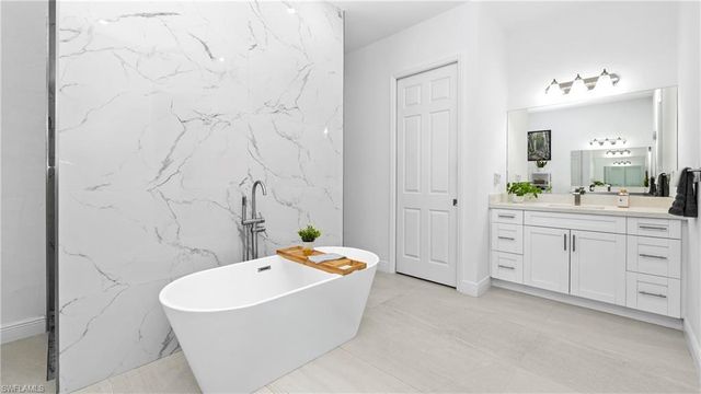 569 Desoto BLVD S, Naples, FL 34117