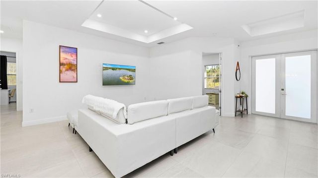 569 Desoto BLVD S, Naples, FL 34117