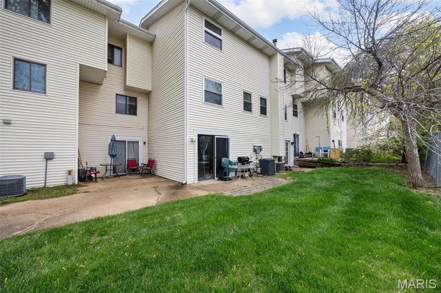 2637 Falcons Way 76, St Charles, MO 63303