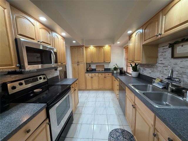 450 Commodore Dr 306, Plantation, FL 33325