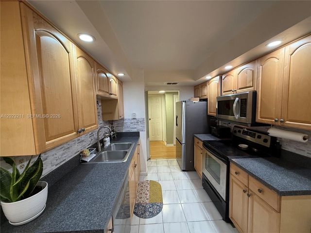 450 Commodore Dr 306, Plantation, FL 33325