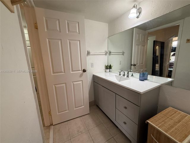 450 Commodore Dr 306, Plantation, FL 33325