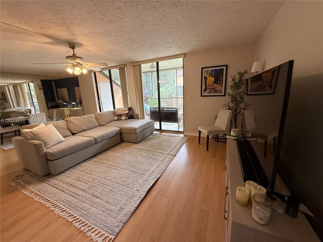 450 Commodore Dr 306, Plantation, FL 33325