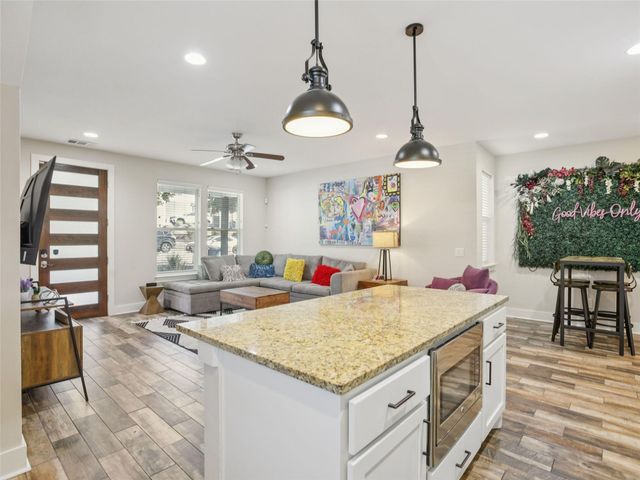 1206 Deloney ST B, Austin, TX 78721