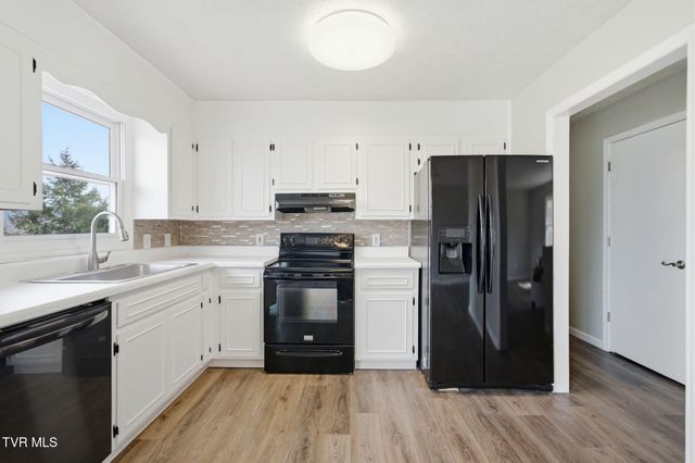 905 South Sherbrooke Drive, Mount Carmel, TN 37645