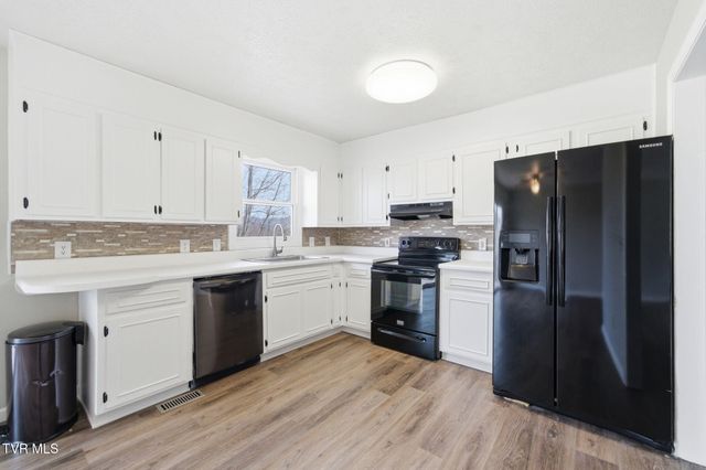 905 South Sherbrooke Drive, Mount Carmel, TN 37645