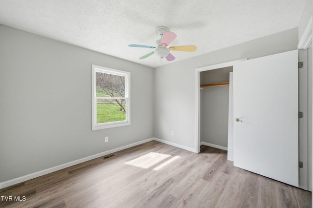 905 South Sherbrooke Drive, Mount Carmel, TN 37645