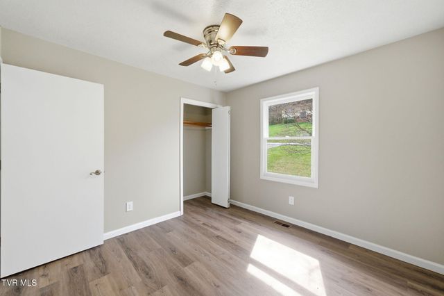 905 South Sherbrooke Drive, Mount Carmel, TN 37645