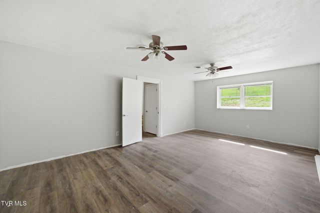 905 South Sherbrooke Drive, Mount Carmel, TN 37645