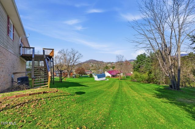 905 South Sherbrooke Drive, Mount Carmel, TN 37645