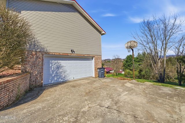 905 South Sherbrooke Drive, Mount Carmel, TN 37645