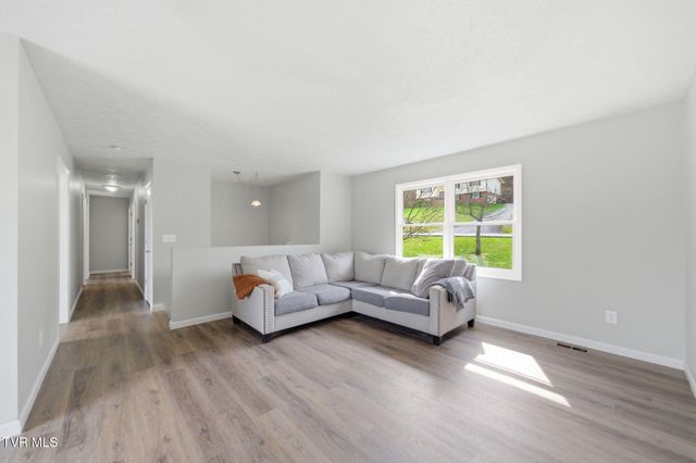 905 South Sherbrooke Drive, Mount Carmel, TN 37645