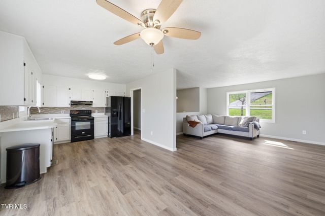 905 South Sherbrooke Drive, Mount Carmel, TN 37645