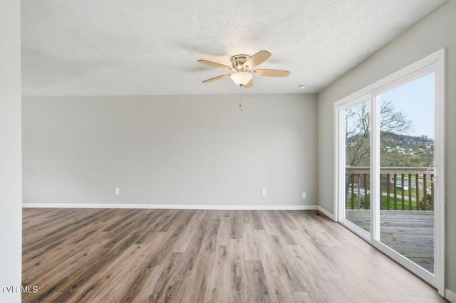 905 South Sherbrooke Drive, Mount Carmel, TN 37645