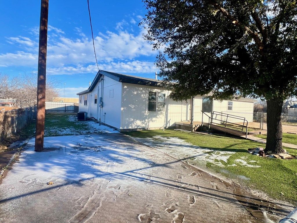 Image 3 of property listing at 2714 Blum St, San Angelo, TX 76903