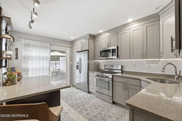 28 Dutch Court 272, Holmdel, NJ 07733