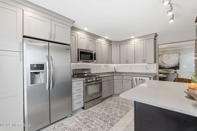 28 Dutch Court 272, Holmdel, NJ 07733