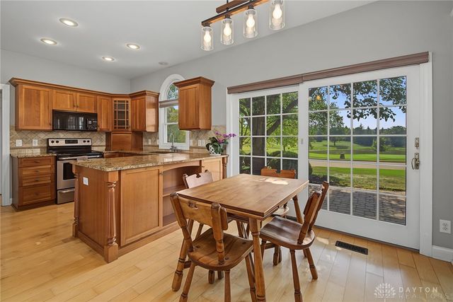 166 Barrington Village Drive, Xenia, OH 45385