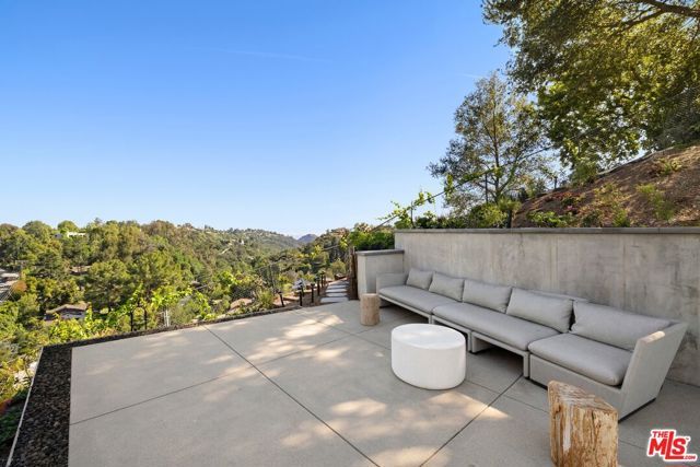 15438 Mulholland Drive, Los Angeles, CA 90077