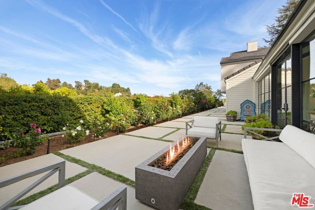 15438 Mulholland Drive, Los Angeles, CA 90077