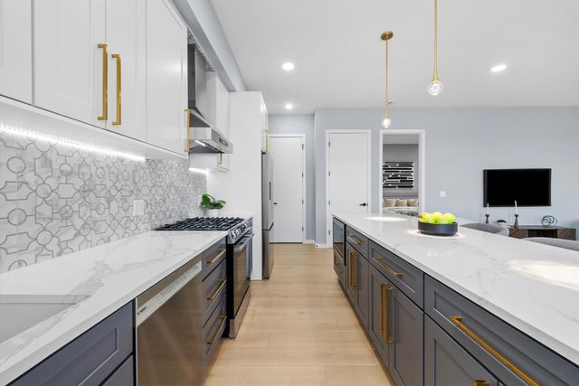 5830 N Lincoln Avenue 2W, Chicago, IL 60659