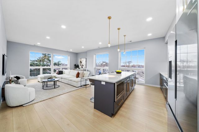 5830 N Lincoln Avenue 2W, Chicago, IL 60659