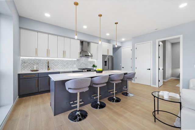 5830 N Lincoln Avenue 2W, Chicago, IL 60659