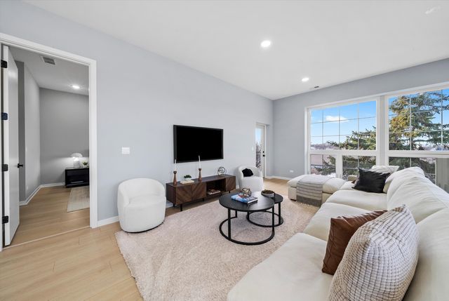 5830 N Lincoln Avenue 2W, Chicago, IL 60659