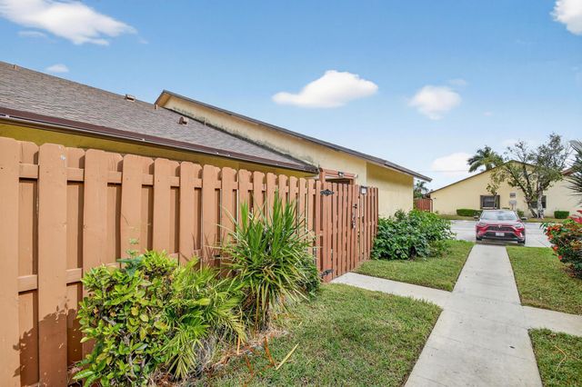 484 Springdale Circle 48d, Palm Springs, FL 33461