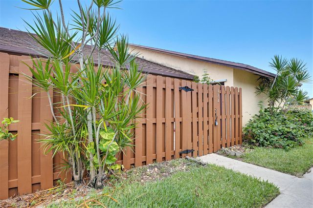 484 Springdale Circle 48d, Palm Springs, FL 33461