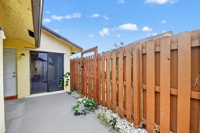 484 Springdale Circle 48d, Palm Springs, FL 33461