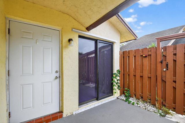 484 Springdale Circle 48d, Palm Springs, FL 33461