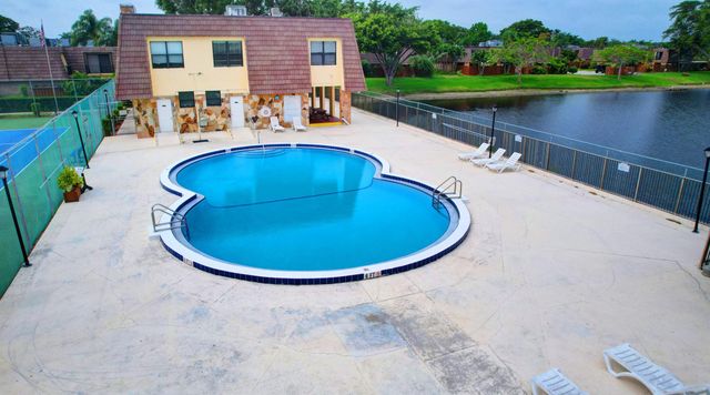 484 Springdale Circle 48d, Palm Springs, FL 33461