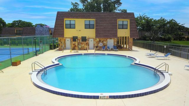 484 Springdale Circle 48d, Palm Springs, FL 33461