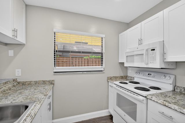 484 Springdale Circle 48d, Palm Springs, FL 33461