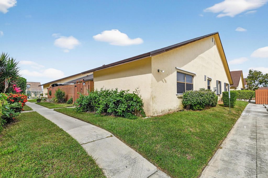 484 Springdale Circle 48d, Palm Springs, FL 33461