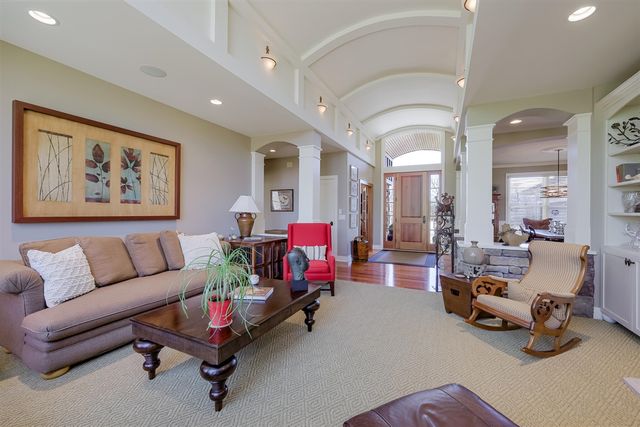 4209 N Oak Pointe, Grand Rapids, MI 49525