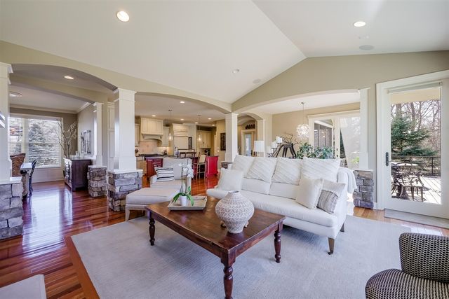 4209 N Oak Pointe, Grand Rapids, MI 49525