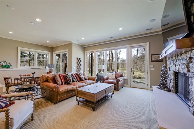 4209 N Oak Pointe, Grand Rapids, MI 49525