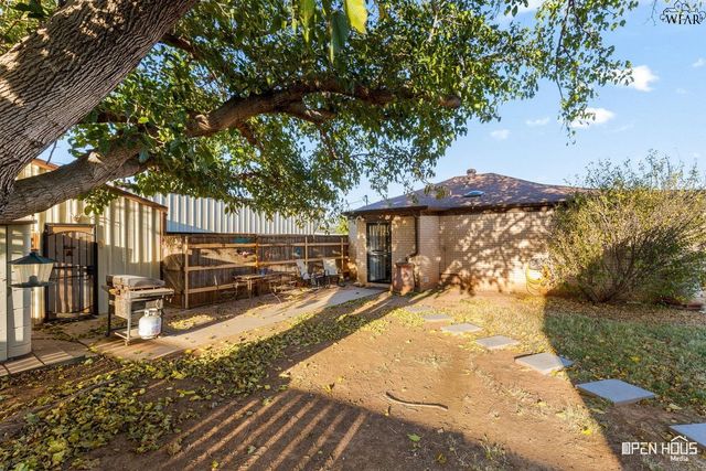 301 N WALNUT STREET, Holliday, TX 76366