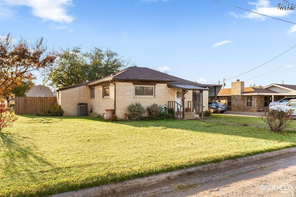 301 N WALNUT STREET, Holliday, TX 76366