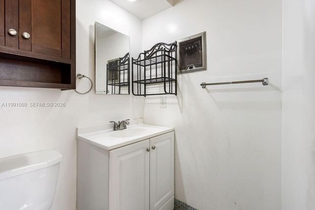 270 Layne Blvd 207, Hallandale Beach, FL 33009