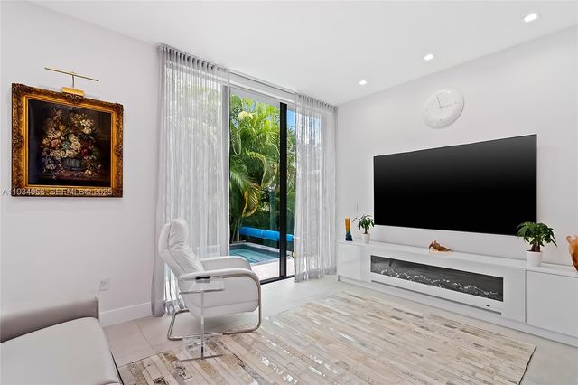 311 SE 189th St., Sunny Isles Beach, FL 33160