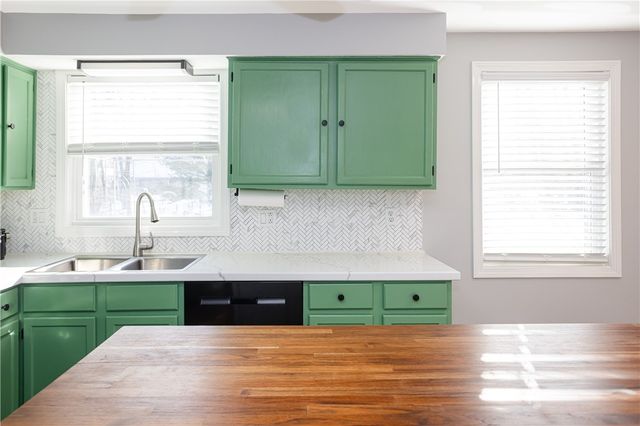 68 Fox Run, Cranston, RI 02921