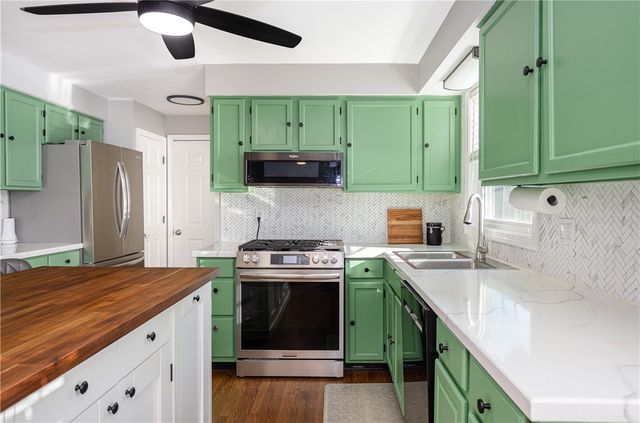 68 Fox Run, Cranston, RI 02921