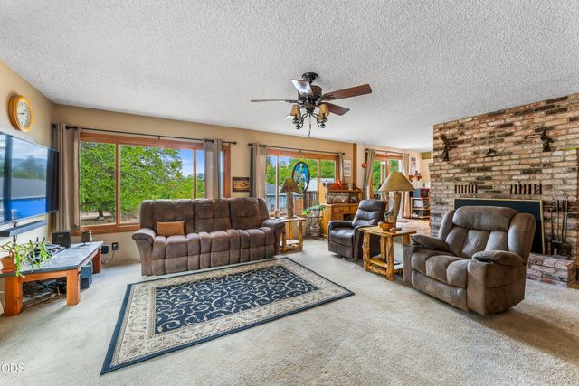 221 Village Lane, Grants Pass, OR 97527