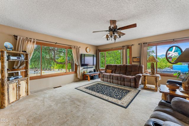 221 Village Lane, Grants Pass, OR 97527