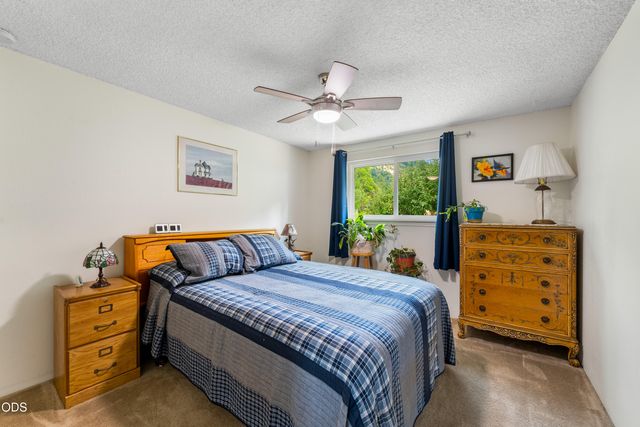 221 Village Lane, Grants Pass, OR 97527